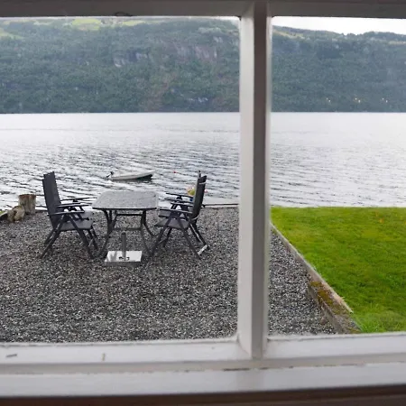 4 Person In Utvik-by Traum