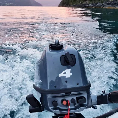 4 Person In Utvik-by Traum